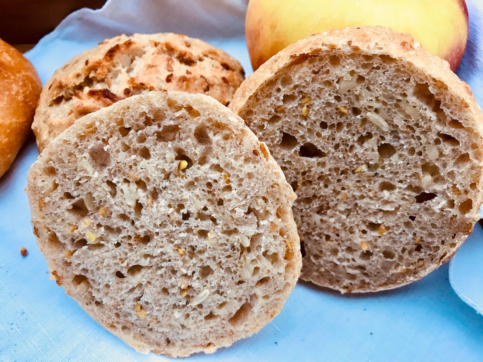 Apfel-Saaten-Brötchen – Wildes Brot