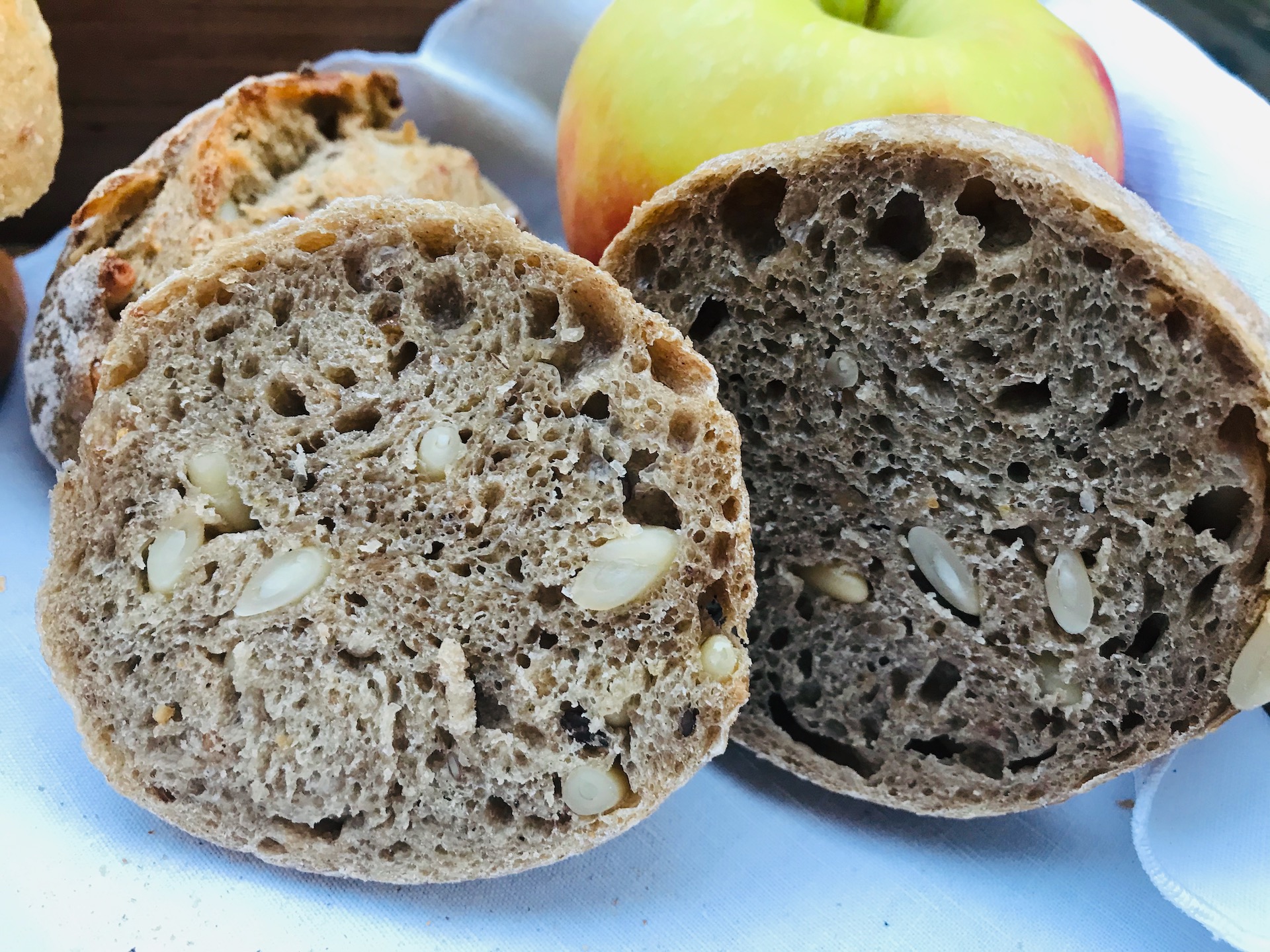 Apfel-Korn-Brötchen – Wildes Brot